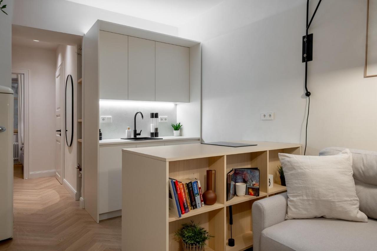 Limewash In Vrsovice By Days Apartment *