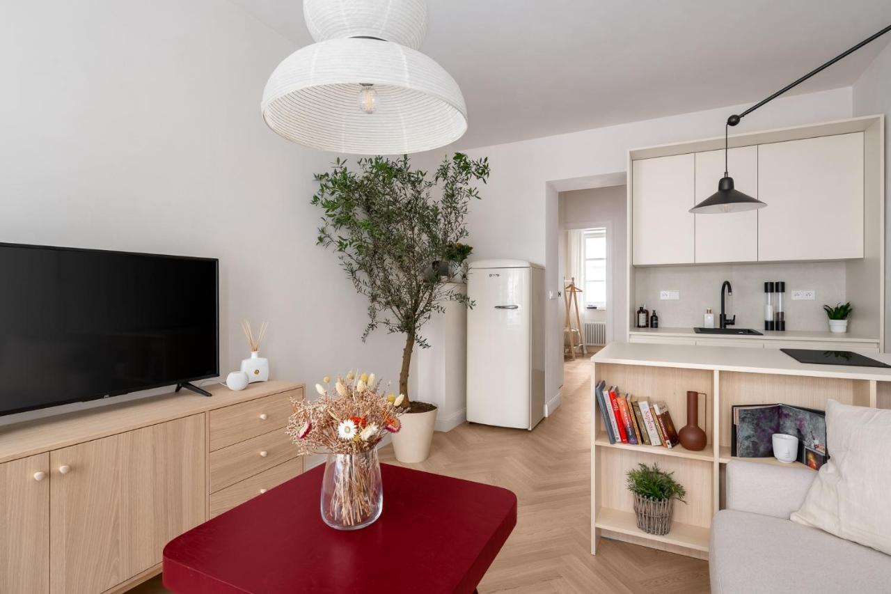 Apartment Limewash In Vrsovice By Days